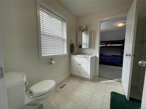 5323 Highland Dr, Port Alberni, BC - Indoor Photo Showing Bathroom