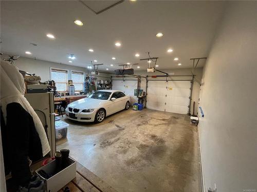 5323 Highland Dr, Port Alberni, BC - Indoor Photo Showing Garage