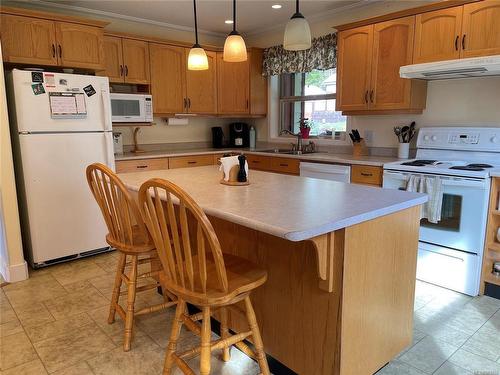 5323 Highland Dr, Port Alberni, BC - Indoor Photo Showing Kitchen With Double Sink