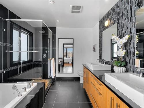 4015 Rainbow St, Saanich, BC - Indoor Photo Showing Bathroom