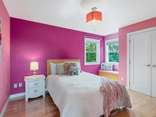 4015 Rainbow St, Saanich, BC - Indoor Photo Showing Bedroom
