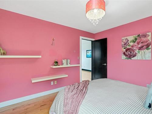 4015 Rainbow St, Saanich, BC - Indoor Photo Showing Bedroom