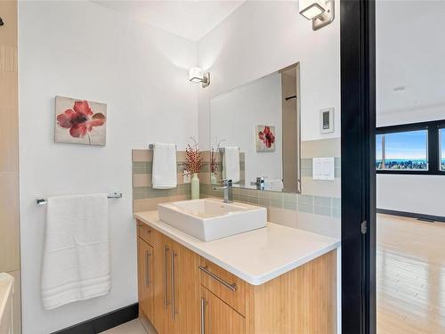 4015 Rainbow St, Saanich, BC - Indoor Photo Showing Bathroom