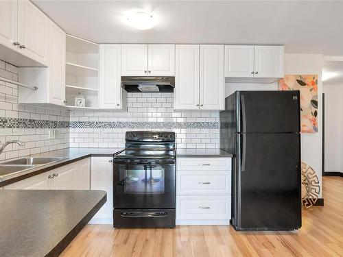 4015 Rainbow St, Saanich, BC - Indoor Photo Showing Kitchen With Double Sink