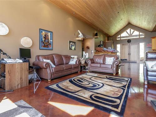 5118-5120 Brenton Page Rd, Ladysmith, BC - Indoor Photo Showing Living Room