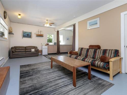 5118-5120 Brenton Page Rd, Ladysmith, BC - Indoor Photo Showing Living Room