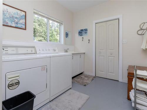 5118-5120 Brenton Page Rd, Ladysmith, BC - Indoor Photo Showing Laundry Room