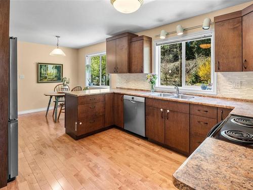 1590 Wilmot Ave, Shawnigan Lake, BC - Indoor Photo Showing Kitchen With Double Sink