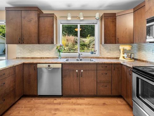 1590 Wilmot Ave, Shawnigan Lake, BC - Indoor Photo Showing Kitchen With Double Sink