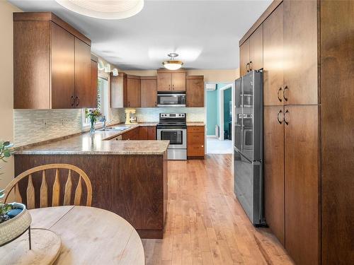 1590 Wilmot Ave, Shawnigan Lake, BC - Indoor Photo Showing Kitchen