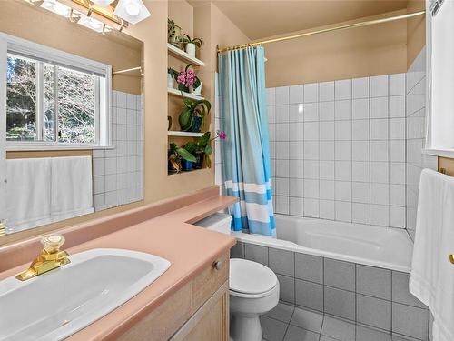 1590 Wilmot Ave, Shawnigan Lake, BC - Indoor Photo Showing Bathroom