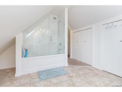 5621 West Saanich Rd, Saanich, BC - Indoor Photo Showing Laundry Room