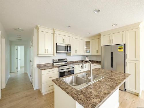 539 Armishaw Rd, Nanaimo, BC - Indoor Photo Showing Kitchen With Double Sink With Upgraded Kitchen