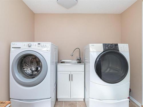 5582 Garibaldi Dr, Nanaimo, BC - Indoor Photo Showing Laundry Room