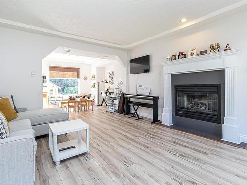 5582 Garibaldi Dr, Nanaimo, BC - Indoor Photo Showing Living Room With Fireplace
