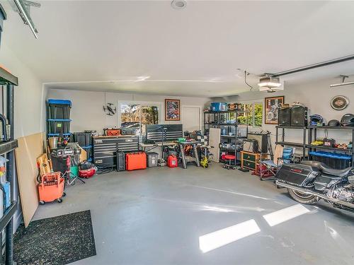 2439 Cross Rd, Nanoose Bay, BC - Indoor Photo Showing Garage