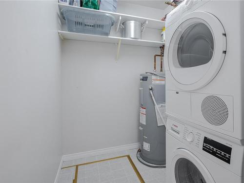 27-126 Hallowell Rd, View Royal, BC - Indoor Photo Showing Laundry Room