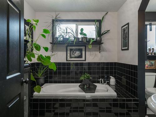 8590 Bland Rd, Port Alberni, BC - Indoor Photo Showing Bathroom