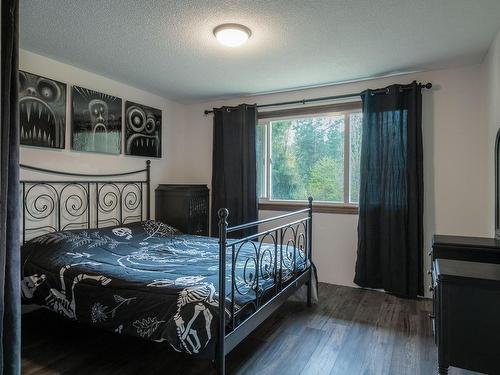 8590 Bland Rd, Port Alberni, BC - Indoor Photo Showing Bedroom