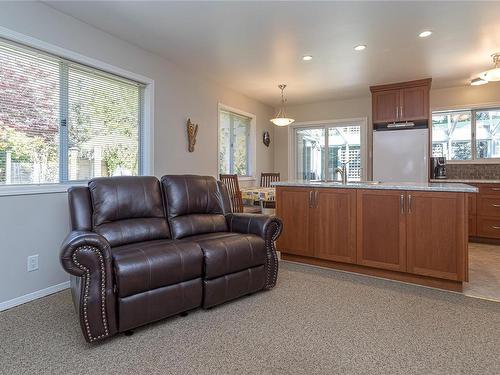 4918 Alamida Cres, Saanich, BC - Indoor Photo Showing Living Room