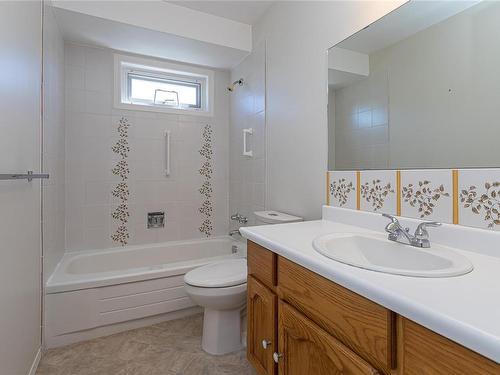 4918 Alamida Cres, Saanich, BC - Indoor Photo Showing Bathroom