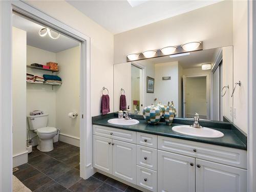 155 Hamilton Ave, Parksville, BC - Indoor Photo Showing Bathroom