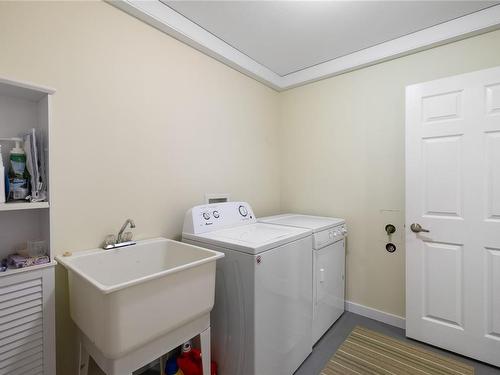 155 Hamilton Ave, Parksville, BC - Indoor Photo Showing Laundry Room