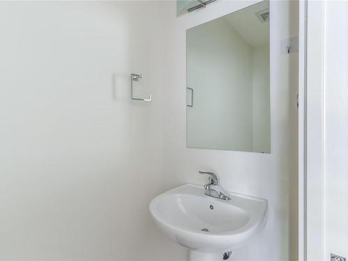 803-1675 Crescent View Dr, Nanaimo, BC - Indoor Photo Showing Bathroom