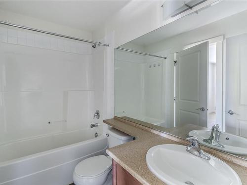 803-1675 Crescent View Dr, Nanaimo, BC - Indoor Photo Showing Bathroom