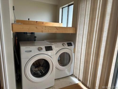 1-8805 Central St, Port Hardy, BC - Indoor Photo Showing Laundry Room