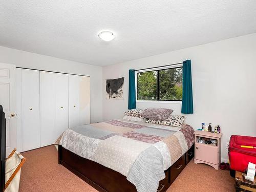 A-930 Old Esquimalt Rd, Esquimalt, BC - Indoor Photo Showing Bedroom