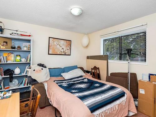 A-930 Old Esquimalt Rd, Esquimalt, BC - Indoor Photo Showing Bedroom