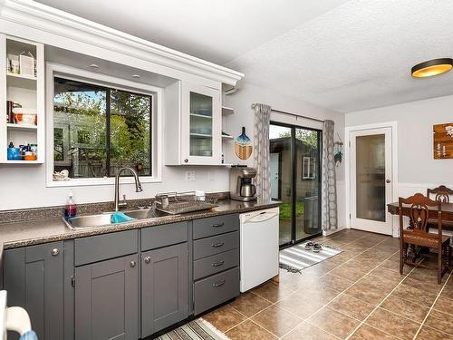 A-930 Old Esquimalt Rd, Esquimalt, BC - Indoor Photo Showing Kitchen With Double Sink