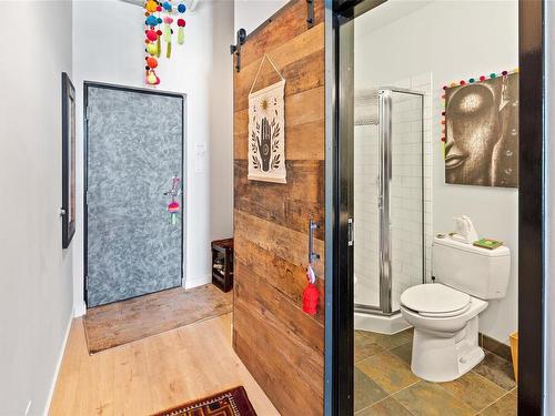 307-1061 Fort St, Victoria, BC - Indoor Photo Showing Bathroom