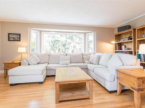 772 Treanor Ave, Langford, BC - Indoor Photo Showing Living Room