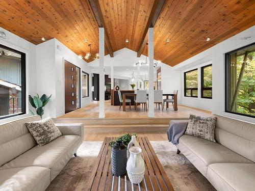 973 Wagonwood Pl, Saanich, BC - Indoor Photo Showing Living Room