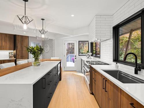 973 Wagonwood Pl, Saanich, BC - Indoor Photo Showing Kitchen With Upgraded Kitchen