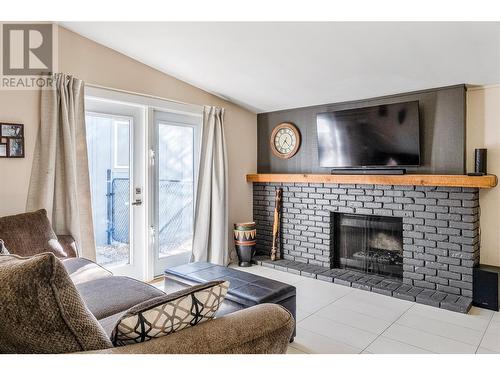 664 Armour Crescent, Kelowna, BC - Indoor Photo Showing Living Room With Fireplace