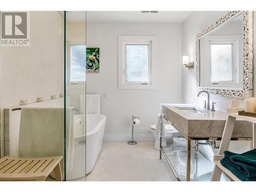 664 Armour Crescent, Kelowna, BC - Indoor Photo Showing Bathroom