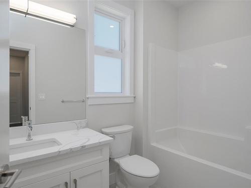 2466 Rosstown Rd, Nanaimo, BC - Indoor Photo Showing Bathroom