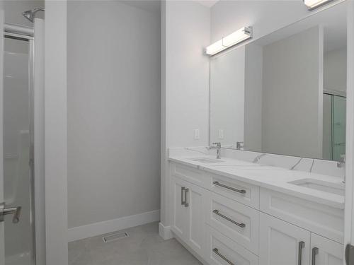 2466 Rosstown Rd, Nanaimo, BC - Indoor Photo Showing Bathroom