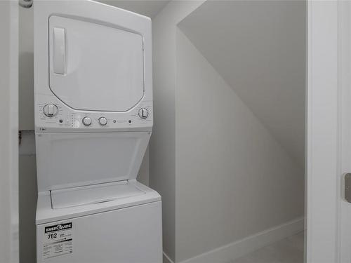 2466 Rosstown Rd, Nanaimo, BC - Indoor Photo Showing Laundry Room