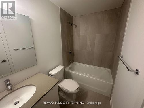405 - 56 Lakeside Terrace, Barrie, ON - Indoor Photo Showing Bathroom
