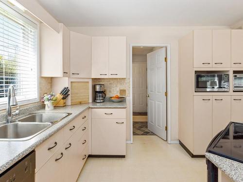 621 Cherry Point Rd, Cobble Hill, BC - Indoor Photo Showing Kitchen With Double Sink