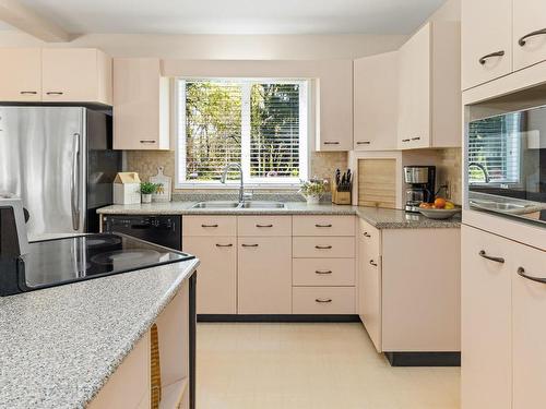 621 Cherry Point Rd, Cobble Hill, BC - Indoor Photo Showing Kitchen With Double Sink