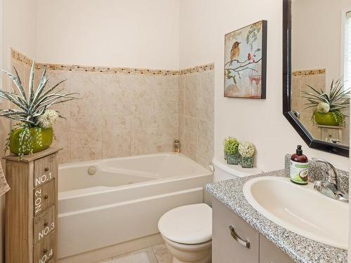 621 Cherry Point Rd, Cobble Hill, BC - Indoor Photo Showing Bathroom
