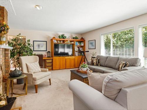 621 Cherry Point Rd, Cobble Hill, BC - Indoor Photo Showing Living Room