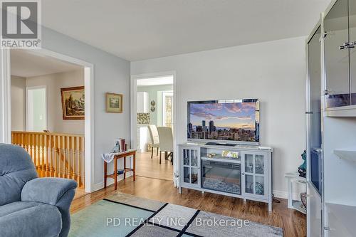 130 Victoria Avenue N, Kawartha Lakes, ON - Indoor Photo Showing Living Room