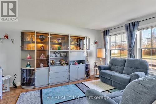 130 Victoria Avenue N, Kawartha Lakes, ON - Indoor Photo Showing Living Room