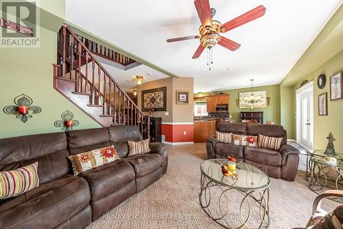 25 Richdale Drive, Hamilton, ON - Indoor Photo Showing Living Room